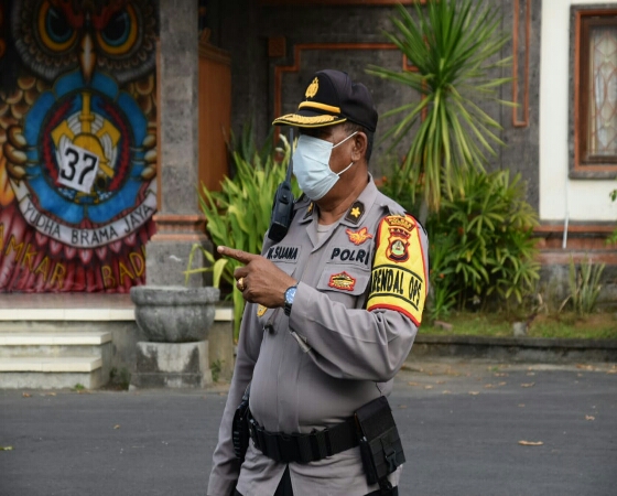 Kompol Wayan Suana Beri Pengarahan Pengamanan Kampanye di KPU Badung