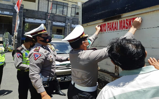 Kampanyekan Masker, Dirlantas Polda Bali Bersama Kasat Lantas Tempel Sticker Ke Ratusan Kendaraan Di Kintamani