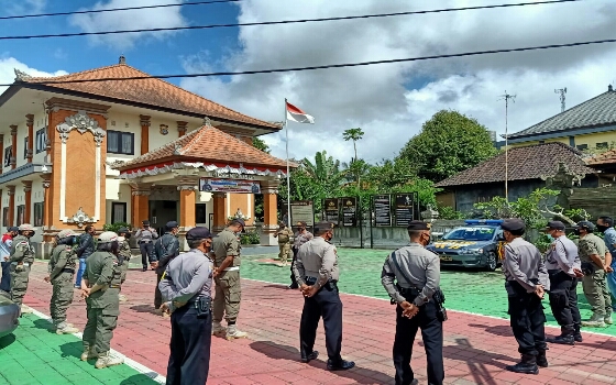 Petugas Gabungan Polri dan Satpol PP Gelar Operasi Yustisi Protokol Kesehatan di Wilkum Polsek Susut