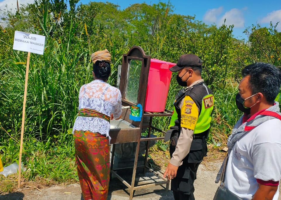 Cegah Penyebaran Covid-19 di Lingkungan Pura, Bhabinkamtibmas Desa Sekardadi Terapkan ProKes Kepada Pemedek