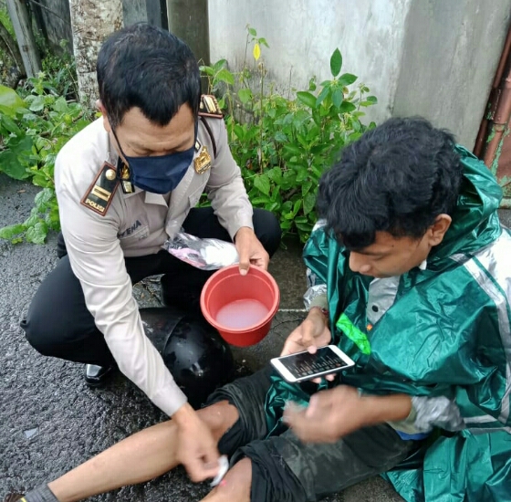 Jatuh Dari Sepeda Motor, Pengendara Dibantu Polisi