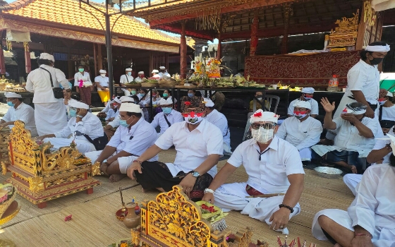 Bertepatan Hari Kesaktian Pancasila, Paket Amerta Melaksanakan Persembahyangan Bersama di Pura Pauman Sesetan