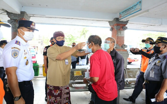 Direkur Poltrada Bali Serahkan Bantuan Kelengkapan Prokes Kepada Sopir Terimal Ubung