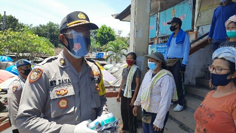 Polres Gianyar Bagikan Paket Sembako Dan Masker Kepada Juru Parkir Dan Buruh Pasar Sukawati