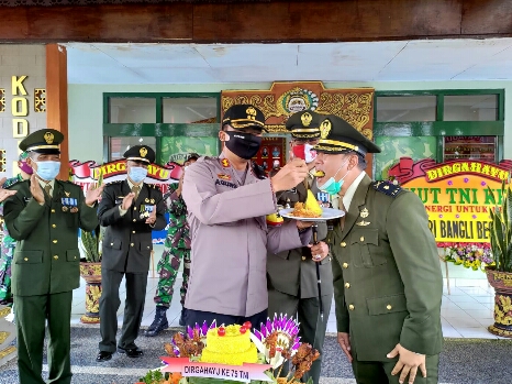HUT TNI Ke-75, Anggota Polres Bangli Grudug Makodim 1626/Bangli
