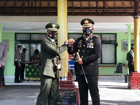 Peringati HUT TNI, Kapolres Klungkung Datangi Kodim 1610 Klungkung Beri Surprise