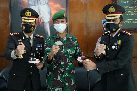 Kaporesta Denpasar Dan Kapolres Badung Datangi Makorem 163 Wira Satya, Hantarkan Kue Hari Ulang Tahun Ke 75 TNI