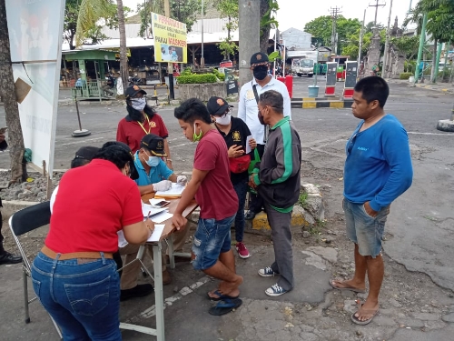 Tim Gabungan Yustisi Denpasar Gelar Operasi Prokes di Simpang Jl. Cokroaminoto Temukan 11 Orang Pelanggar Prokes