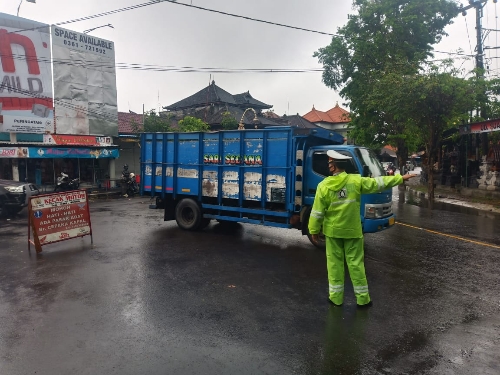 Meski Diguyur Hujan Satlantas Polres Badung Tetap Mengatur Arus Lalu Lintas