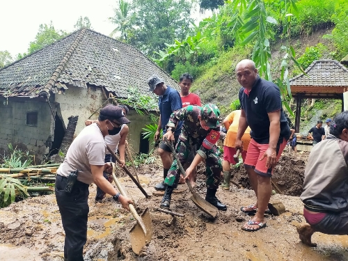 Prajurit Kodim Bangli Terjun Bersihkan Material Tanah Longsor