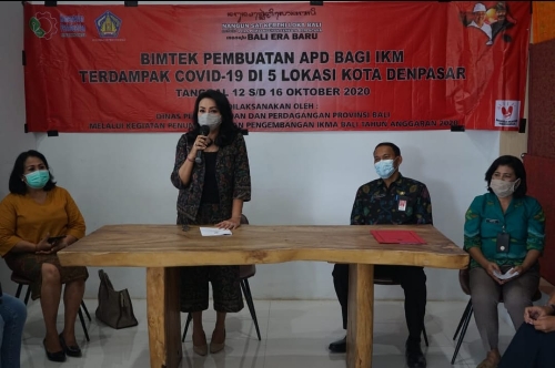 Pelatihan Pembuatan APD Libatkan IKM, Ketua Dekranasda Ny. Selly Mantra Harapkan Jadi Peluang dan Inovasi