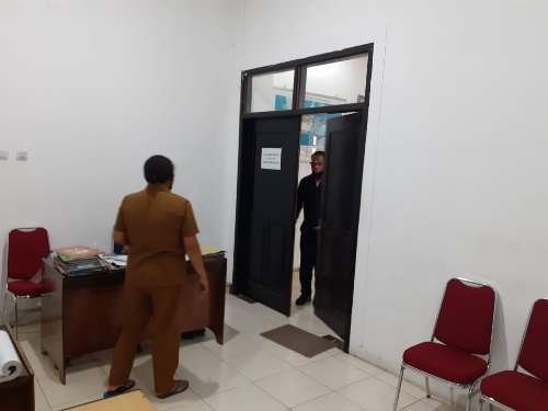 Pasca Kantornya Digeledah, Bupati Dulla Bungkam Dan Hindari Wartawan