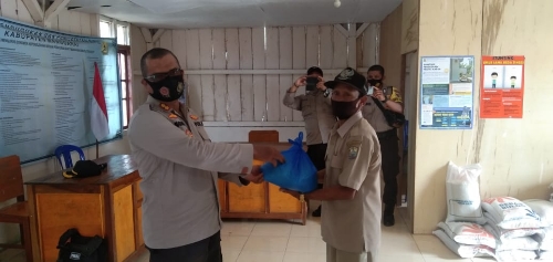 Kapolres Manggarai Salurkan Bantuan Beras Kepada Janda, Duda Dan Lansia