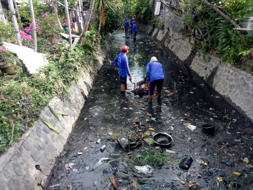 Cegah Banjir, PUPR Denpasar Gencarkan Pembersihan dan Perawatan Jaring Sampah