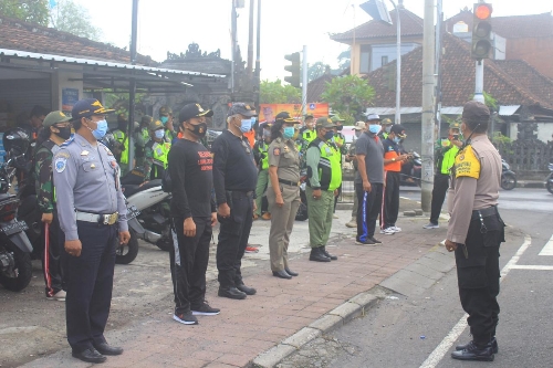 Bhabinkamtibmas Dampingi Kasi Satpol PP Laksanakan Razia Masker