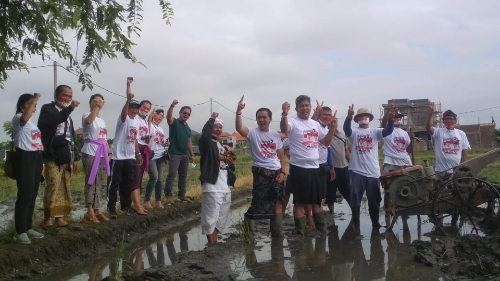 Khawatirkan Alih Fungsi Lahan, Paslon Amerta Temui Petani Di Sawah Dan Serap Aspirasi Mereka