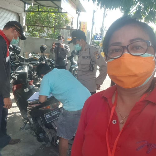 Langgar Prokes, 18 Orang di Kelurahan Sesetan Disanksi Bersih Lingkungan