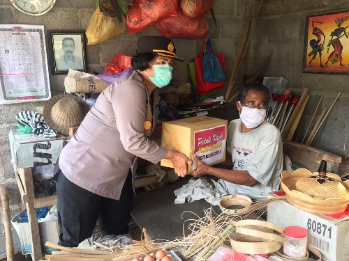 Polres Klungkung Bagi Sembako Sentuh Masyarakat Kurang Mampu