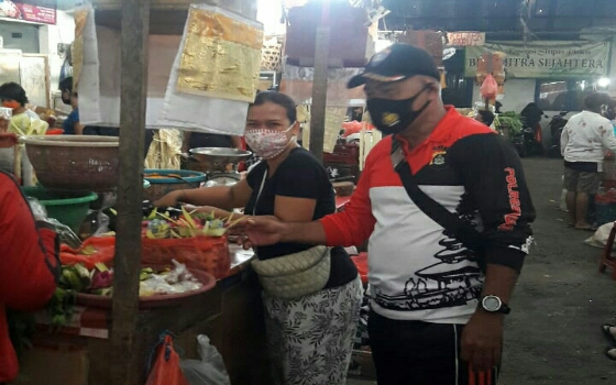 Bhabinkamtibmas Made Weda Ajak Masyarakat Taati Prokes