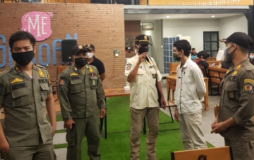 Abaikan Penerapan Prokes, Sat Pol PP Denpasar Tertibkan Kerumunan di Gatsu Tengah