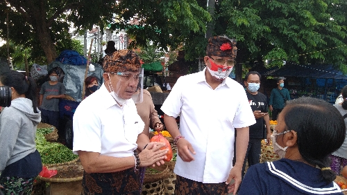 Paslon Amerta Datangi Pasar Asoka Kreneng: Jadikan Pasar One Stop Entertainment