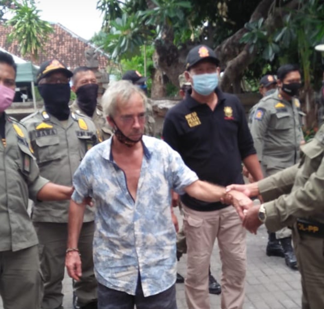 Satpol PP Denpasar Amankan Bule Depresi di Semawang, Sanur