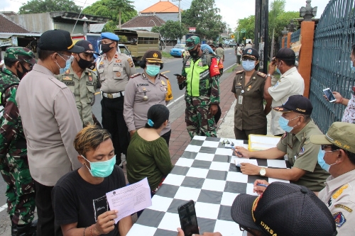 Disiplinkan Warga untuk Patuhi Protokol Kesehatan, Polres Klungkung Gelar Ops Yustisi