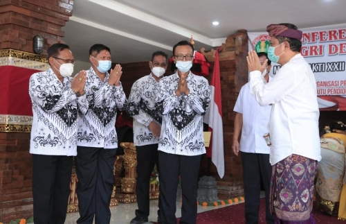 Walikota Rai Mantra Buka Konferensi PGRI Kota Denpasar, Harapkan PGRI Lebih Inovatif Dalam Memajukan Pendidikan Di Kota Denpasar