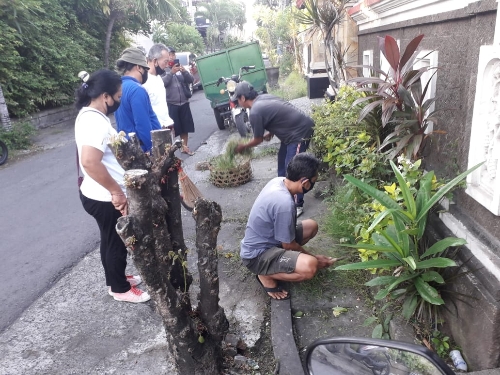 Masa Pandemi Covid-19, Desa Dauh Puri Kelod Rutin Laksanakan Jumat Bersih