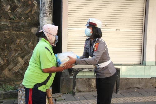 Ops Zebra Lempuyang 2020, Polres Klungkung Bagikan Beras Untuk Petugas Kebersihan Jalan Raya