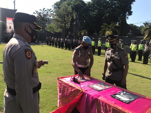 Kapolres Klungkung Pimpin Upacara Serah Terima Jabatan Kasat Binmas Polres Klungkung
