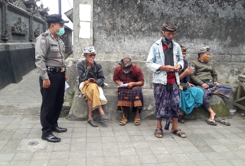 Cegah Covid-19 Di Desa Binaan, Bhabinkamtibmas Polsek Kintamani Laksanakan Sambang Warga