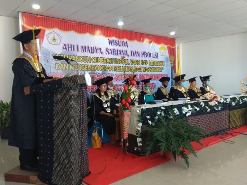 Rektor UNIKA St. Paulus Ruteng Mewisuda 847 Sarjana Baru