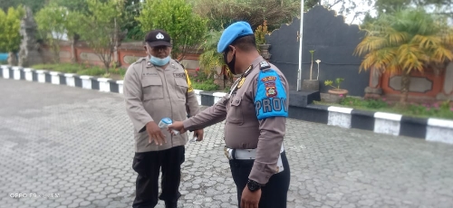 Cegah Klaster Perkantoran, Provos Polsek Kintamani Awasi Prokes Secara Ketat