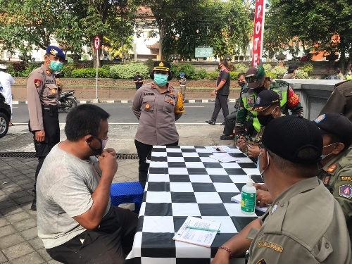 Bersama Personel Gabungan, Polres Klungkung Laksanakan Operasi Yustisi