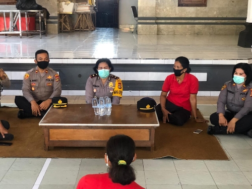 Peduli Warga Terkena Dampak Covid-19, Polres Klungkung Berbagi Paket Sembako