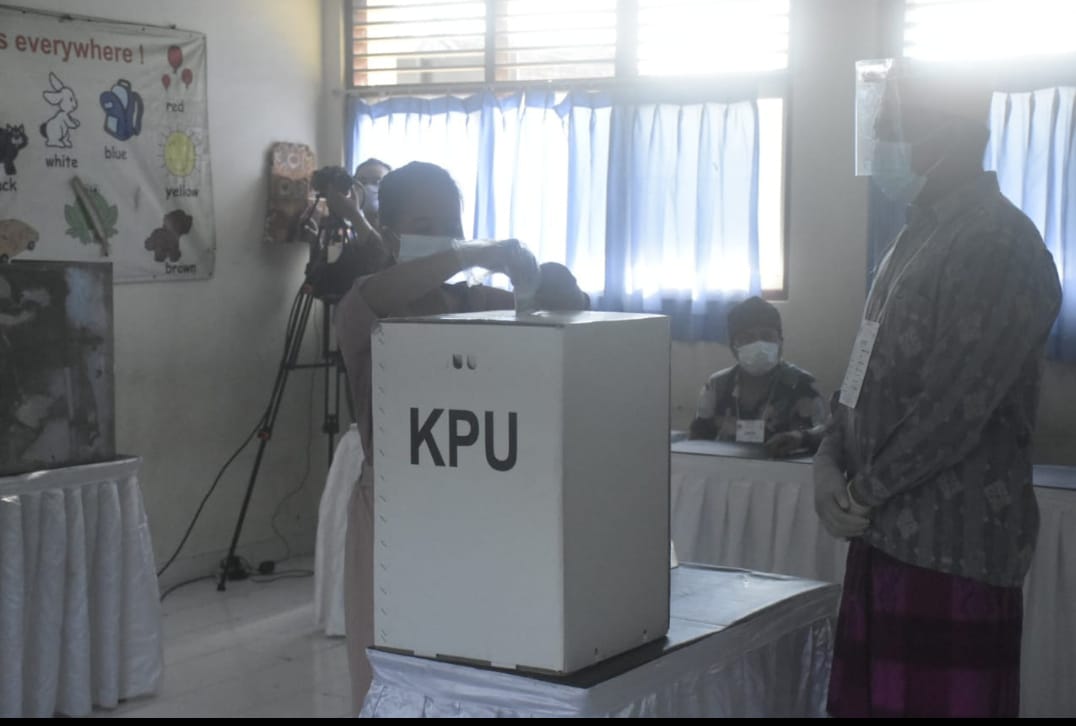 Pj Sekda Kota Denpasar Made Toya Hadiri Simulasi Pemilu di Kelurahan Serangan