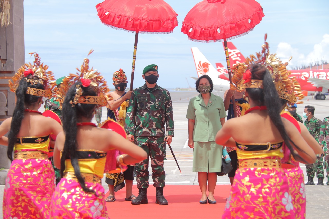 Jadi Warga Kodam IX/Udayana, Pangdam Disambut Tradisi Tepung Tawar dan Penciuman Pataka