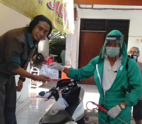 Kelurahan Sesetan Laksanakan Penyemprotan Disinfektan Hingga Pemberian Masker Gratis