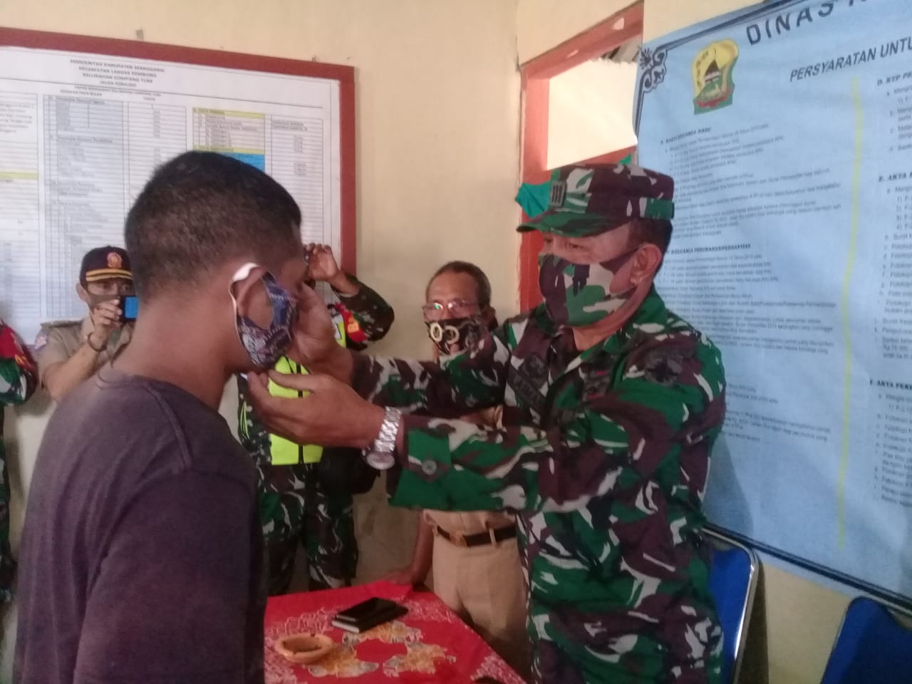 Koramil 1612-01/Ruteng Salurkan Bantuan Sembako dan Masker di Kelurahan Compang Tuke