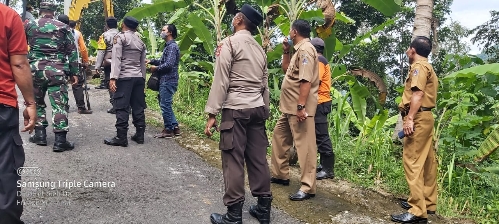 Sinergitas TNI, POLRI & Dinas Terkait Bantu Bersihkan Material Tanah Longsor