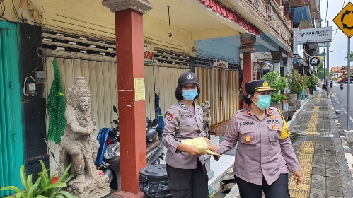 Polwan Polres Klungkung Bagikan Brosur Larangan Menjual Kembang Api