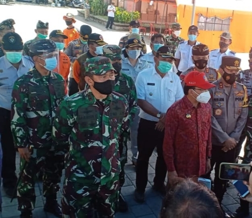 Dampingi Gubernur Bali, Pangdam IX/Udayana Tinjau Pengamanan Nataru di Pelabuhan ASDP Gilimanuk
