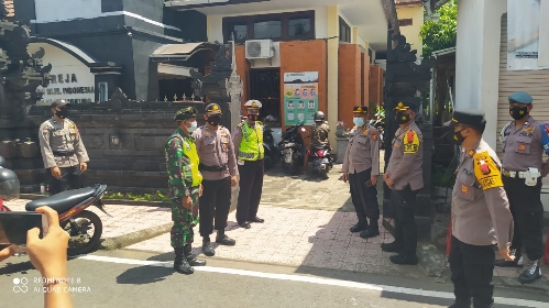 Berikan Rasa Aman, Polres Klungkung Lakukan Pengamanan Gereja di Hari Natal Tahun 2020
