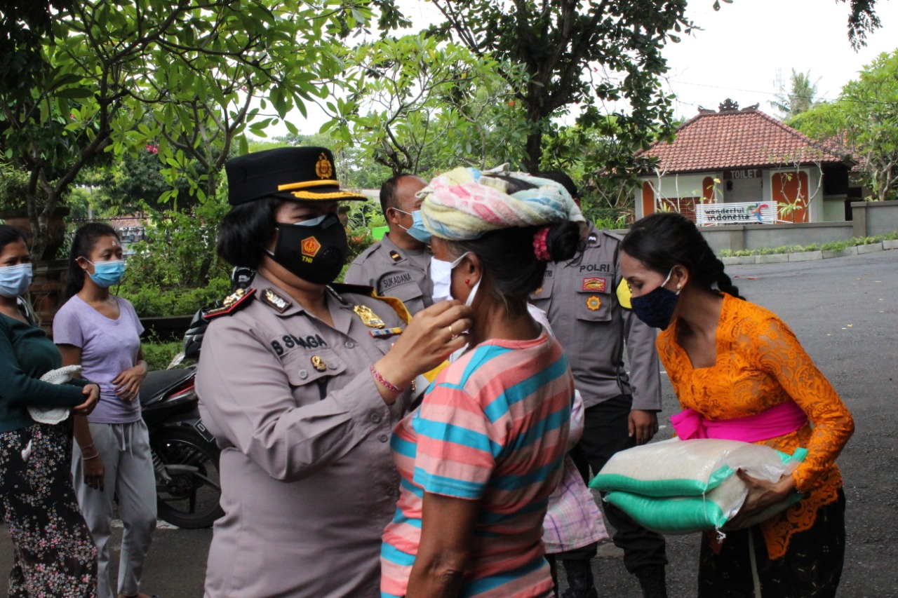 Polres Klungkung Berbagi Di Penghujung Tahun Kepada Para Pedagang Asongan di Pelataran Pura Gua Lawah