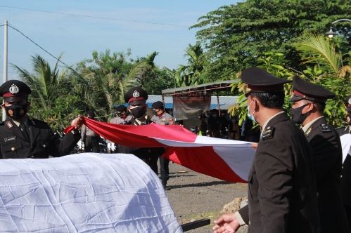 Polres Klungkung Melakukan Upacara Perabuan Jenazah Alm Kompol Ngurah Kt. Agus Sudarsana