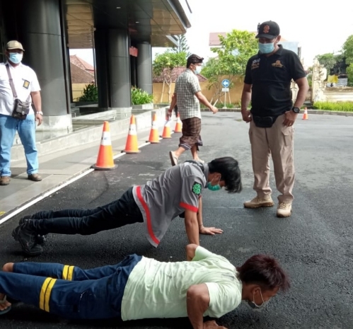 Gelar Razia Prokes di Wilayah Desa Pemecutan Kelod, 3 Orang Diganjar Denda, 17 Hukuman Sosial