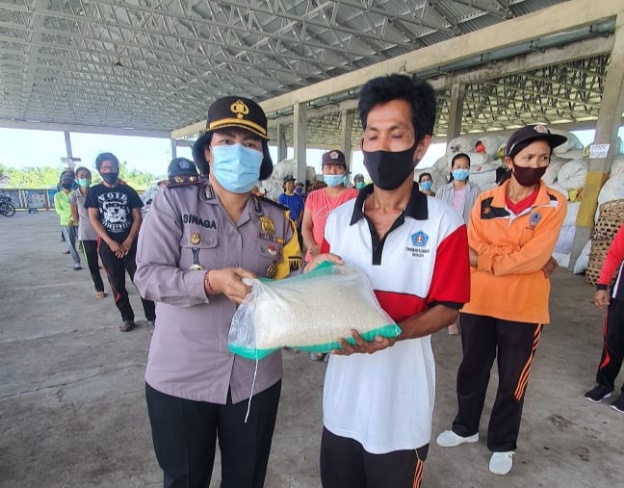 Peduli Warga Terkena Dampak Covid-19, Polres Klungkung Berbagi Paket Sembako