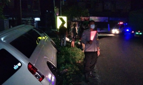 Minibus Masuk Got di Megati, Kapolsek Selemadeg Timur Pimpin Penanganan dan Bantu Korban Laka Lantas