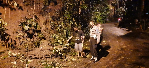 Polsek Ubud Bersama Tim Gabungan Bersihkan Longsor